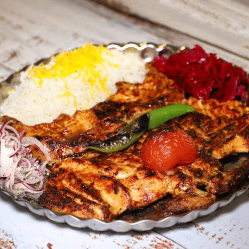 Ganzes gegrilltes Huhn mit Beilage