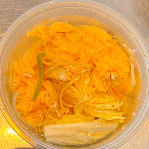 Eierblumensuppe mit Hühnerfleisch