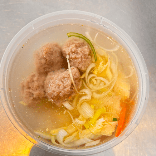 Fleischklößchensuppe mit Glasnudeln
