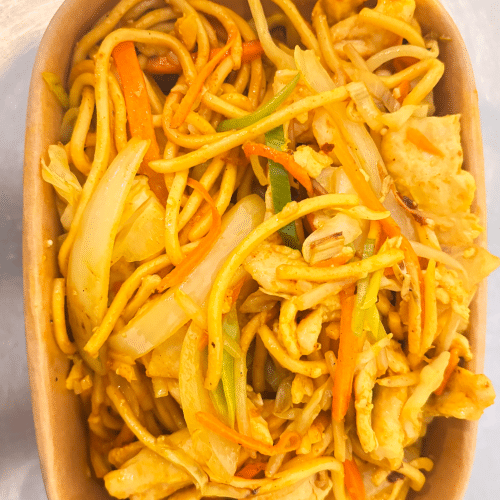 Gebratene Nudeln mit Hühnerfleisch-Curry (ohne soße)