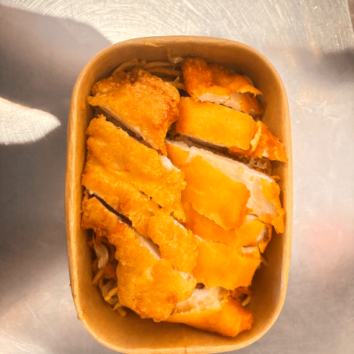 gebratene Nudeln mit knusprigem Huhn