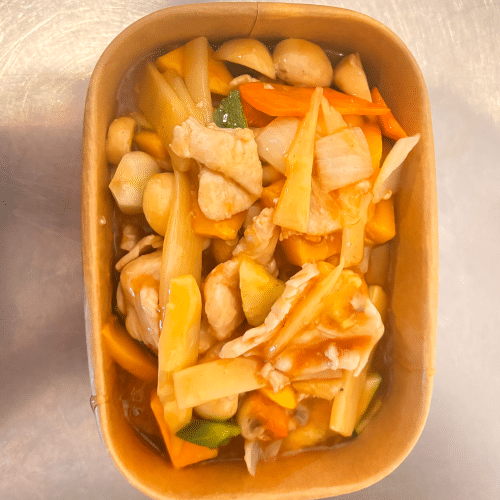 Gebratenes Huhn mit Mango und Gemüse