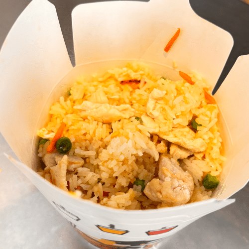Panda-Box gebratener Eierreis mit Huhn